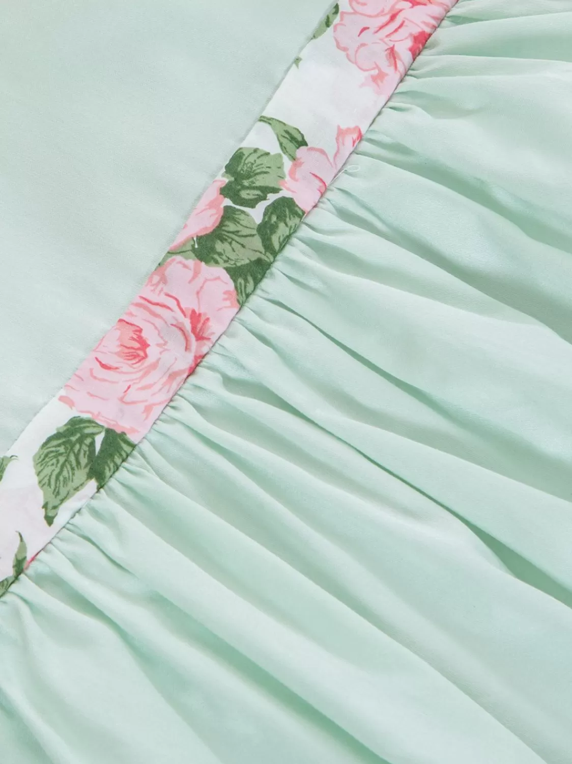Baby Patachou Groene Waterjurk Gemaakt Van Voile Met Ruches In Liberty-Print